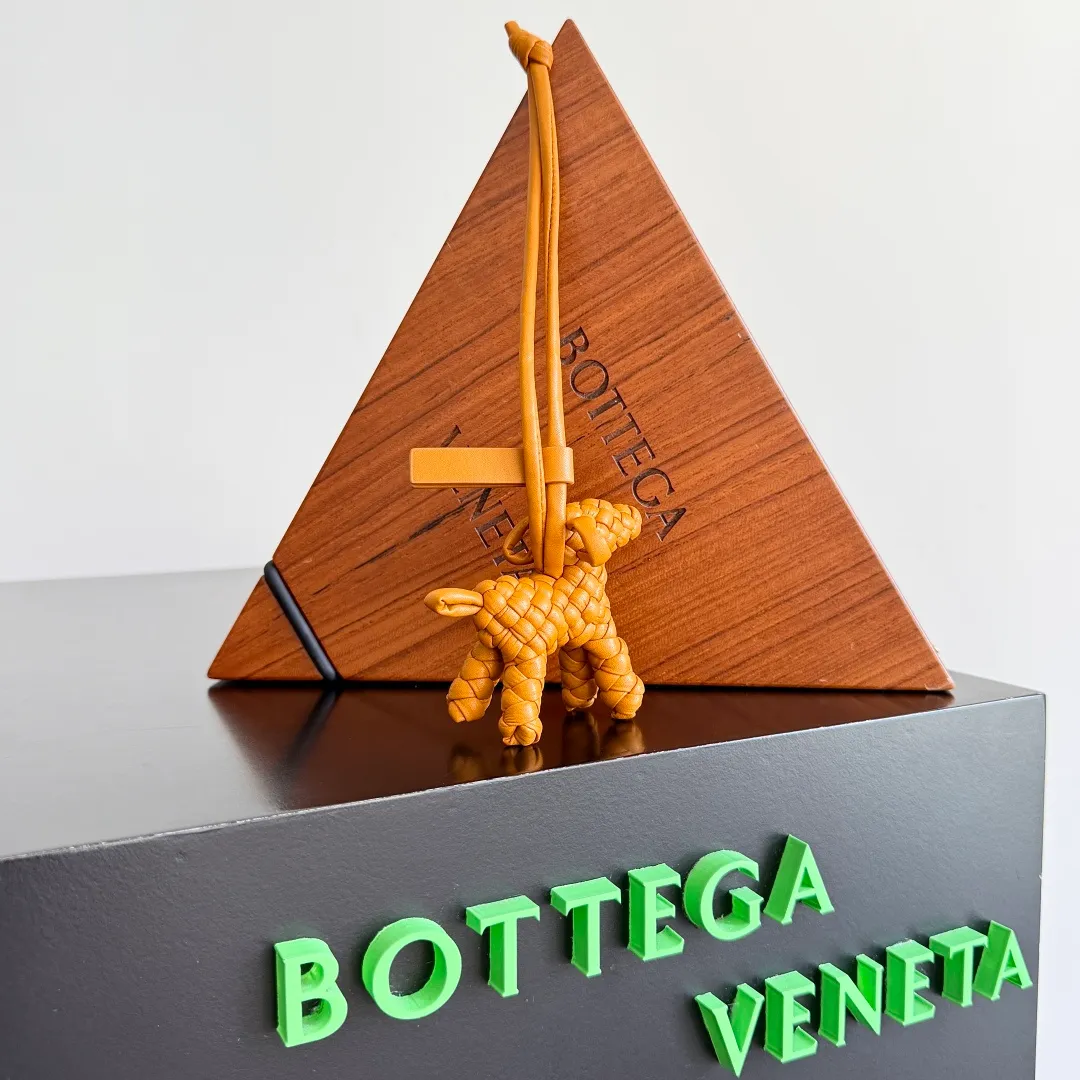 Batch 540 BOTTEGA VENETA2025 new puppy🐕 style pendant Braided puppy is online😎 Leather braided puppy style pendant can be hung on any handbag, and it is as cute, delicate and colorful as it matches with a bag. Cute and cute, it will touch your heart at any time. It can be hung on bags or keychains. Who can resist such a cute puppy? Style number: 807068